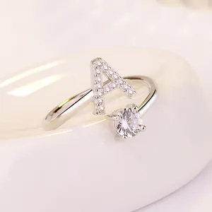 Bague ouverte argentée élégante avec lettre A en zircons et pierre ronde brillante