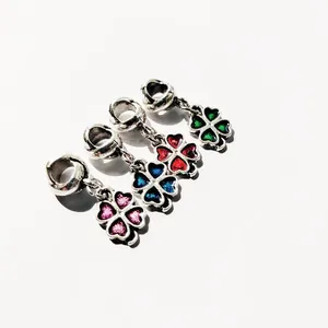 Colgante Charm de Trébol de Cuatro Hojas de Aleación de Esmalte de Moda Con Cuentas de Bricolaje Forma de Corazón Con Brillo para Pulsera Collar Joyería de Mujer