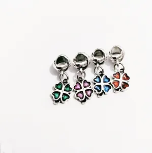 Set de cuatro dijes de trébol en verde, púrpura, azul y rojo para joyería artesanal