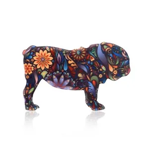 Primer plano detallado de un broche de acrílico con motivos florales en forma de bulldog