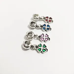 Amuletos de trébol DIY en cuatro colores brillantes para pulseras europeas