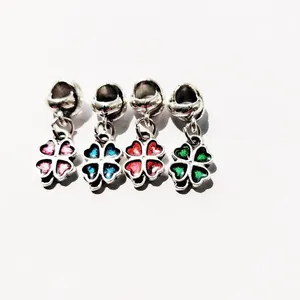 Set de cuatro dijes de trébol de colores rosa azul rojo y verde para pulseras DIY creativas