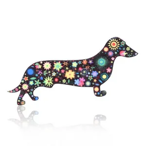 Broche de perro salchicha pop art con patrones florales sobre un acabado negro