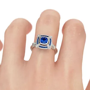 Vue macro de bague Art Déco vintage avec pierre précieuse bleue carrée et argent