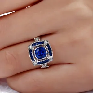 Vue macro d'une bague carrée géométrique ornée d'une grande pierre bleue centrale