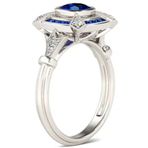 Bague Art Déco en argent avec saphir bleu rond et pierres latérales géométriques