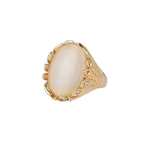 Makroaufnahme von Ring mit ovalem Katzenaugenstein und goldenem Vintage-Reliefdekor