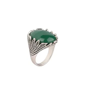 Detailansicht eines ovalen smaragdgrünen Edelsteinrings mit Vintage-Silberfassung