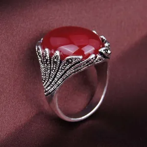 Makroaufnahme von Vintage-Silberring mit ovalem rotem Edelstein und Gravuren