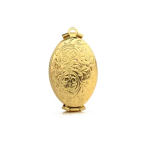 Primer plano de un relicario ovalado dorado vintage con relieves florales