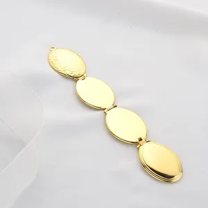 Detalle de relicario ovalado plegable de cuatro capas con relieve floral en dorado