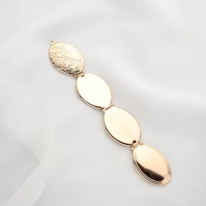Detalle de relicario plegable en oro rosa con elegante grabado floral artístico