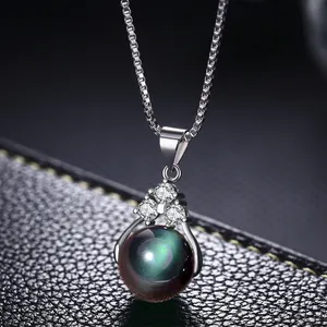 Elegante collar bañado en plata con colgante de perla pavo real y cristales brillantes