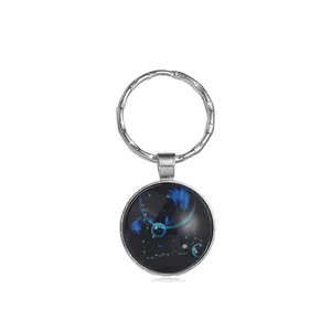 Primer plano detallado del llavero zodiaco Piscis con nebulosa azul y anillo de plata