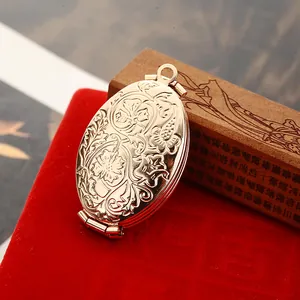 Primer plano de un relicario ovalado dorado con intrincados relieves florales vintage