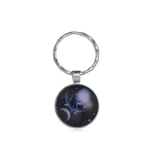 Detalle macro del llavero del zodiaco Libra con marco de plata y patrón de polvo de estrellas