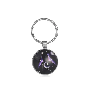 Detalle macro del llavero de aleación de plata con cúpula de vidrio y galaxia púrpura zodiaco