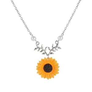 Collier avec pendentif tournesol élégant, chaîne argentée, fleur jaune et perles