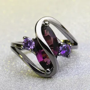 Modieuze ring met paars kristal in marquise-slijpvorm en zwarte gouden afwerking