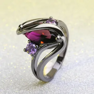 Modieuze ring met marquise paars kristal en zwarte gestroomlijnde metalen band