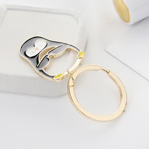 Leuke gouden pinguïn sleutelhanger met emaille afwerking en flesopener functionaliteit