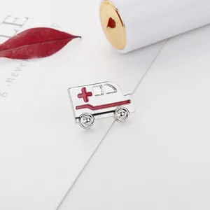 Broche de ambulancia de moda en aleación plateada con detalles en esmalte rojo