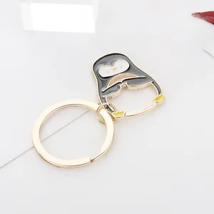 Schattige pinguïn metalen sleutelhanger met flessenopener functie in goudkleur