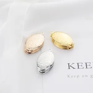 Tres relicarios ovalados vintage grabados en oro rosa, oro y plata con diseño floral