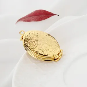 Primer plano de un relicario ovalado dorado con relieve floral sobre un plato blanco texturizado