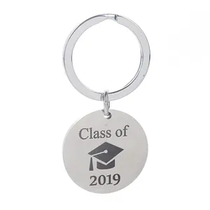 Detalle de un llavero de graduación plateado con grabado de Class of 2019 y birrete
