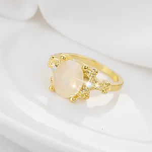 Vue détaillée d'une bague vintage dorée avec pierre de lune ovale et texture ciselée