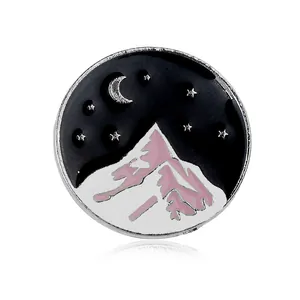Broche en émail avec motif ciel nocturne montagnes étoiles et lune sur fond blanc