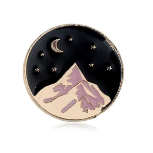 Broche en émail avec lune dorée et étoiles sur fond de ciel nocturne noir