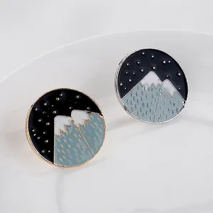 Broche en émail montagne et nuit étoilée avec bordure dorée et argentée sur porcelaine