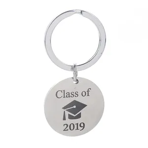 Llavero de graduación de acero inoxidable plateado con texto Class of 2019 y birrete grabado