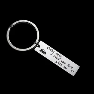 Dettaglio del portachiavi in acciaio inox con incisione Drive Safe e icone di cuore