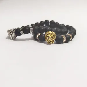 Vista detallada de pulseras de cuentas de cabeza de león con piedras negras mate y cristales