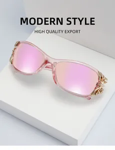 Détail rapproché de lunettes roses avec charnière papillon en métal et verres miroirs
