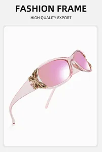 Vue détaillée de lunettes de soleil roses polarisées avec ornements papillon dorés
