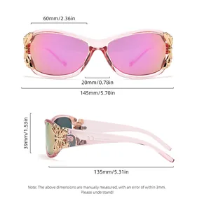 Détail de lunettes de soleil Y2K roses polarisées avec accents de papillon doré sur la branche