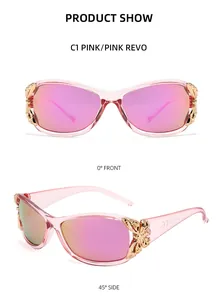 Détail de lunettes de soleil Y2K roses polarisées avec papillons dorés sur la monture