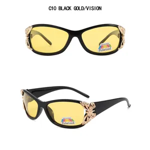 Vue détaillée de lunettes Y2K polarisées avec décoration papillon doré sur cadre noir