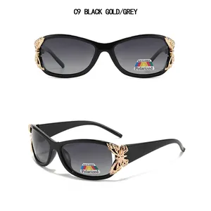 Détail de lunettes polarisées montrant le décor papillon doré sur la monture noire