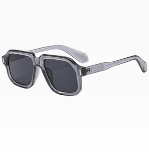 Detailansicht der quadratischen Sonnenbrille mit Metallniete und Modellnummer ZN3520