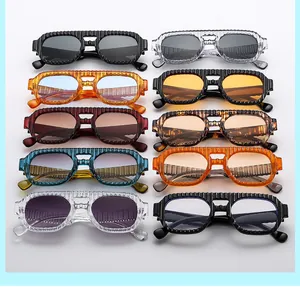 Variété de lunettes de soleil aviateur avec verres colorés et montures à texture rayée