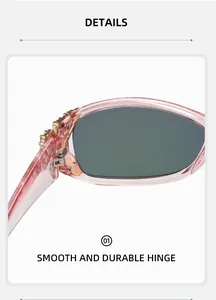 Détail des charnières durables et lisses sur les lunettes papillon roses de style Y2K