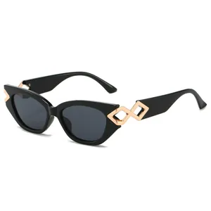 Modische Cat-Eye-Sonnenbrille für Damen in Schwarz mit goldenen Metallbügeln
