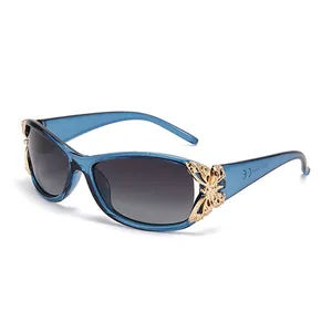 Lunettes Y2K polarisées bleues avec verres dégradés gris et détails papillon dorés