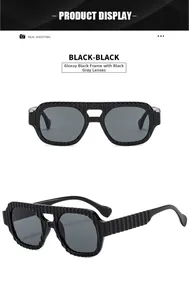 Détail de lunettes aviateur noir brillant avec monture texturée et verres gris foncé