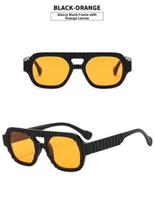 Détails de lunettes pilote avec monture rayée noir brillant et verres orange vif